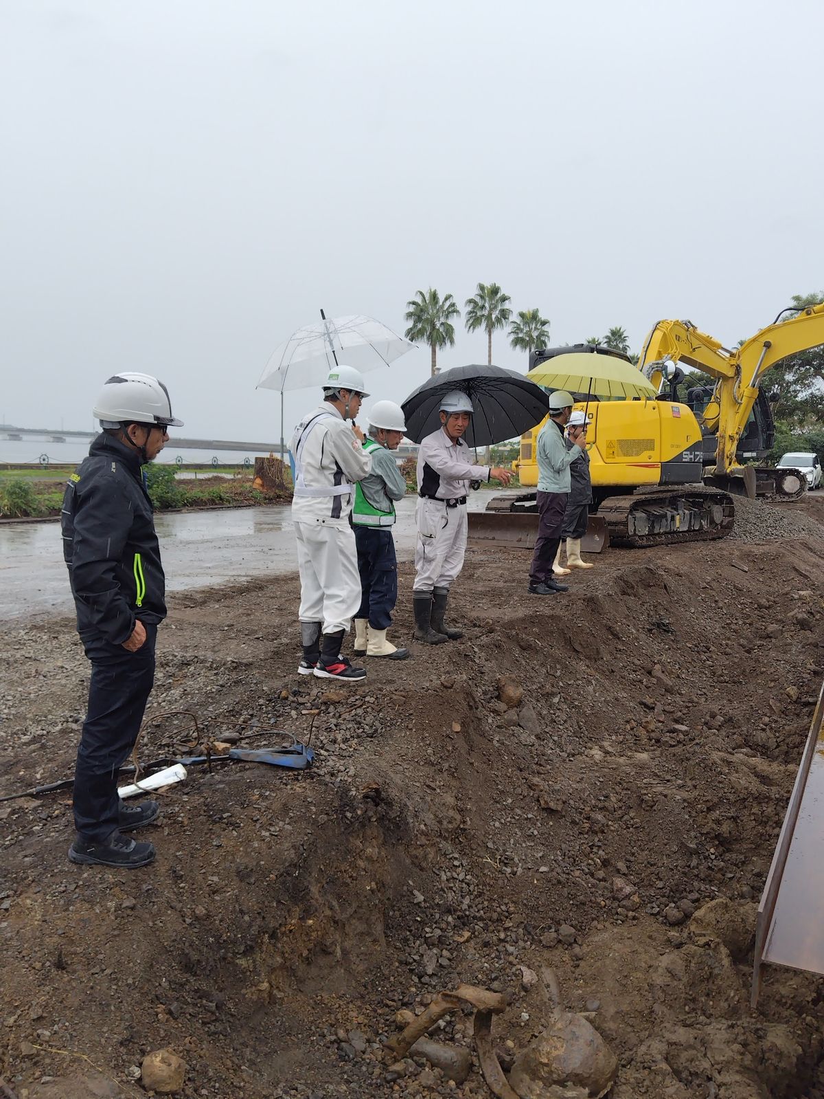 解体工事現場で現場を確認する建災防と当協会の推進員